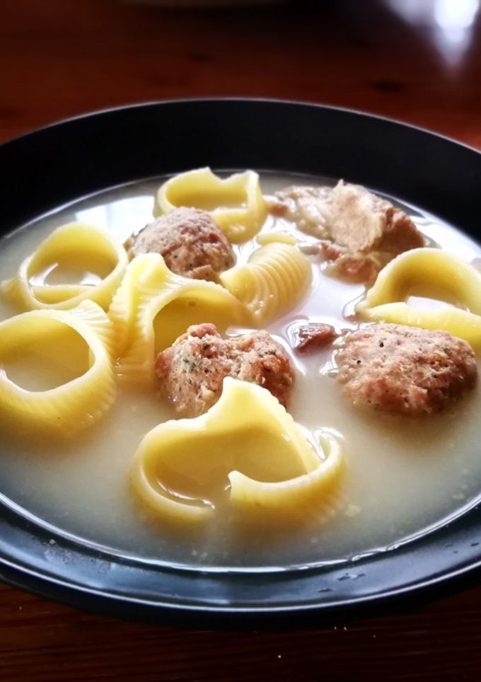 Una foto de Caldo con bolitas de carne y caracoles pasta