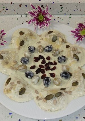 Foto principal de Pasta mezzelune con gorgonzola y nueces con crema de albahaca y frutos secos