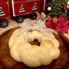 A picture of Christmas wreath bread.