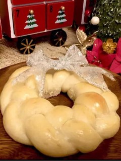 A picture of Christmas wreath bread.