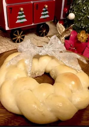A picture of Christmas wreath bread.