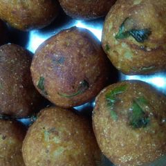 A picture of Aloo dal vada.