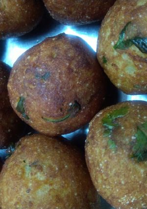 A picture of Aloo dal vada.