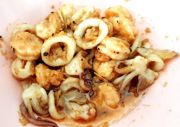 กุ้งหมึกทอดกระเทียมพริกไทย