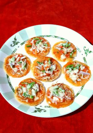 A picture of Mini Rava Uttapam Pizza.