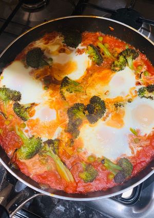 A picture of Broccoli and pea shakshuka.
