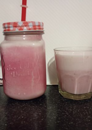 Una foto de Jugo de Fresa en Leche "Sin Lactosa"