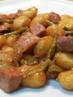 Una foto de Ñoquis con ajetes y atún fresco