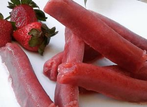 Una foto de Palito helado de frutilla al agua