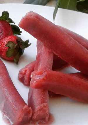 Una foto de Palito helado de frutilla al agua