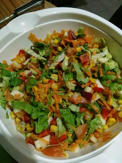 Una foto de Ensalada multicolor con palta (aguacate)