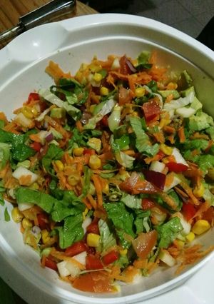 Una foto de Ensalada multicolor con palta (aguacate)