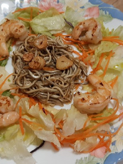 Una foto de Ensalada templada de gulas y langostinos