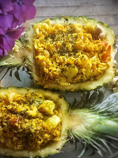 Una foto de Khao Pad Saparod (arroz frito con piña y langostinos)