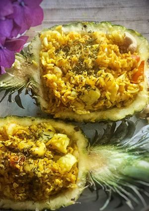 Una foto de Khao Pad Saparod (arroz frito con piña y langostinos)