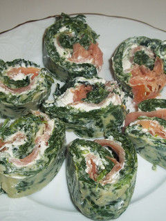 Una foto de Rollo de espinacas relleno de salmón y queso philadelphia