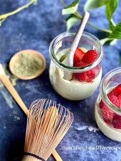 Una foto de Vasitos de yogur y té matcha
