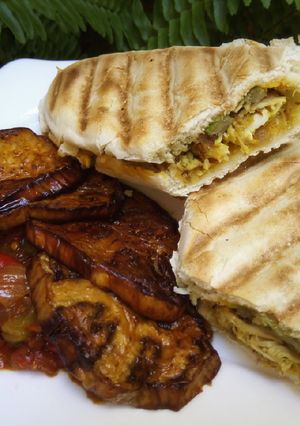 Une photo de Panini shawarma accompagné de légumes d'été ❤