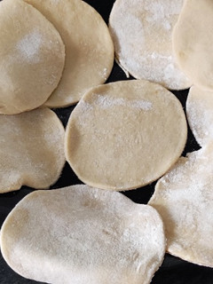 Una foto de Masa casera para empanadillas (rellenas de bacon, pimiento y queso)