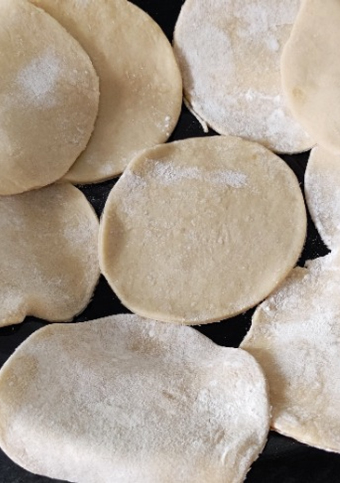 Una foto de Masa casera para empanadillas (rellenas de bacon, pimiento y queso)