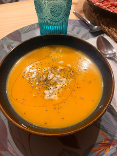 Una foto de Crema de calabaza, manzana y queso feta