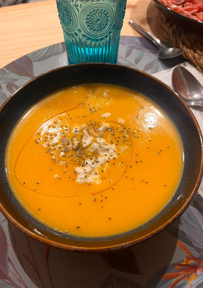 Una foto de Crema de calabaza, manzana y queso feta