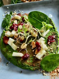 Una foto de Pancakes veganos de espinacas, plátano, jengibre y arándanos