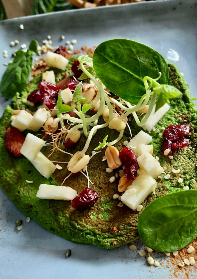 Una foto de Pancakes veganos de espinacas, plátano, jengibre y arándanos