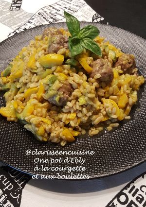 Une photo de One pot d'Ebly à la courgette et aux boulettes