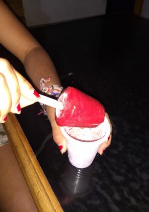 Una foto de Heladitos de frutillas al agua en vasitos de plástico 🍦🍓