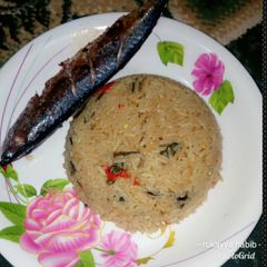 A picture of Jallof rice with fried fish.