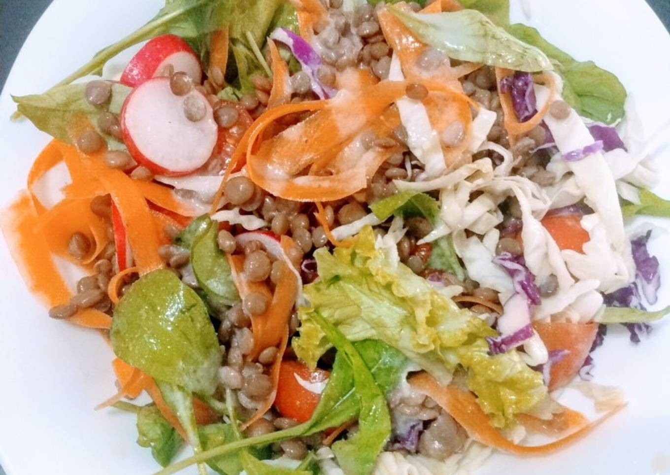 Ensalada con lentejas y aliño de tahini