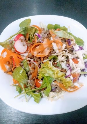 Una foto de Ensalada con lentejas y aliño de tahini