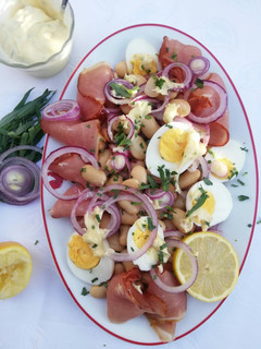 Una foto de Ensalada de faba asturiana y jamón, aderazada con estragón