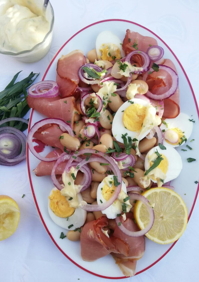 Una foto de Ensalada de faba asturiana y jamón, aderazada con estragón