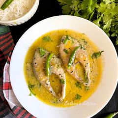 A picture of Ilish Macher Malai Curry (Hilsa Fish in Coconut milk gravy) Bengali lunch.