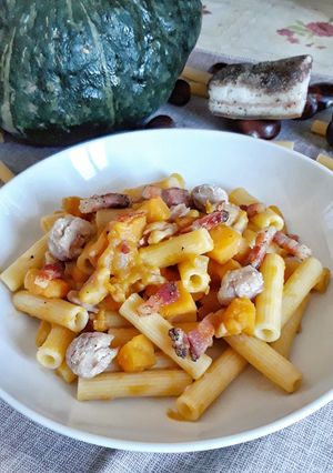 Foto di Sedani rigati con zucca, castagne e pancetta croccante