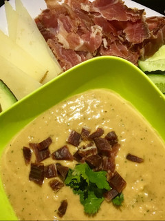 Una foto de Salmorejo de aguacate