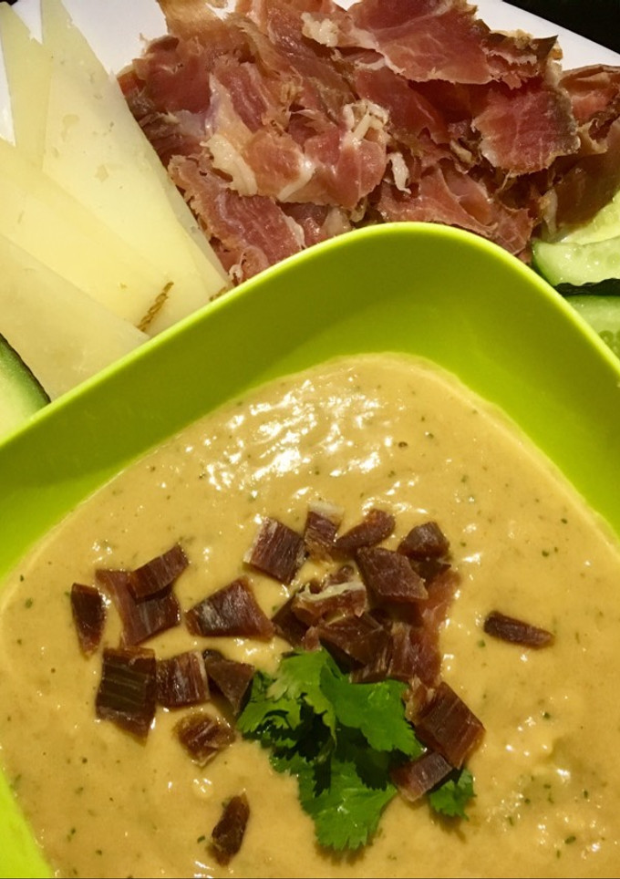Una foto de Salmorejo de aguacate