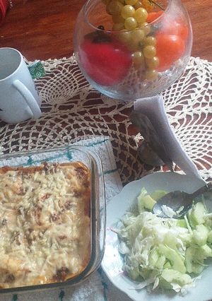Una foto de Lasaña de masa wantán y ensalada