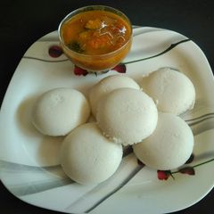 A picture of Idli Sambhar.