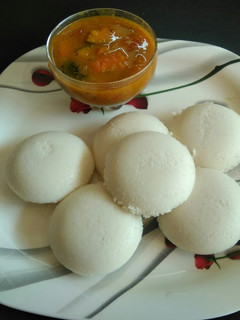 A picture of Idli Sambhar.