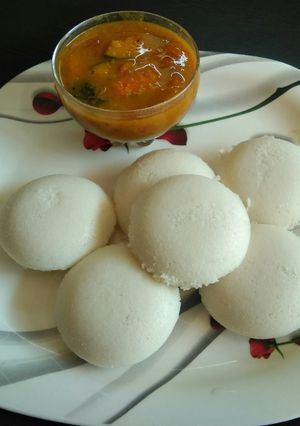 A picture of Idli Sambhar.