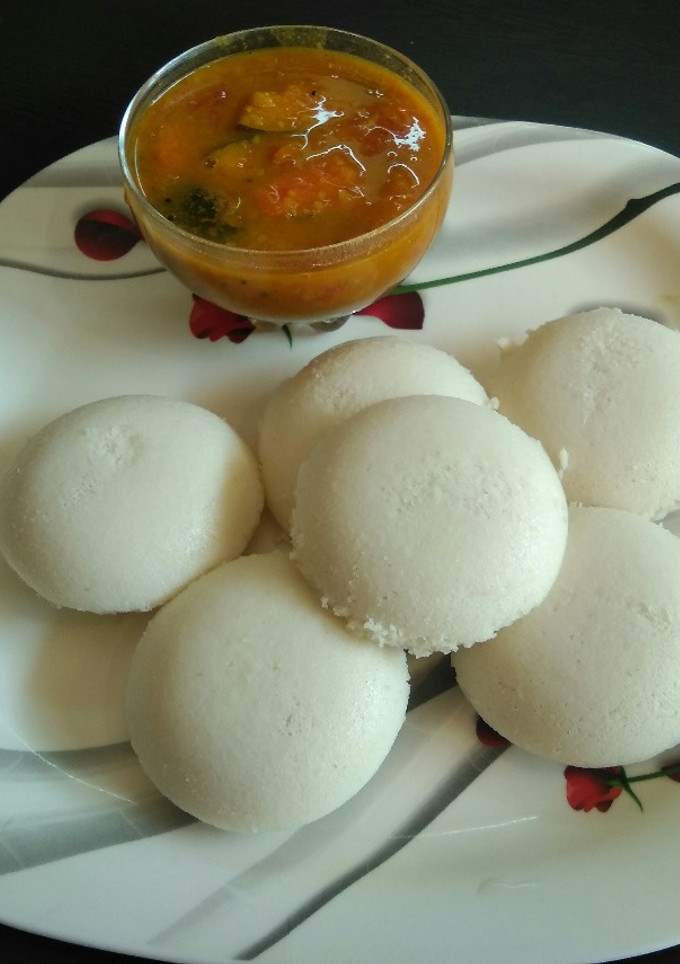 A picture of Idli Sambhar.