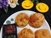 A picture of besan kachori