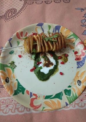 A picture of Potato tornado chaat.