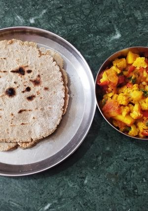 A picture of Jowar bhakri with Cauliflower Sabji.