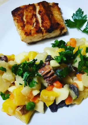 Una foto de Perico dorado con ensalada hawaiana