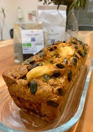 Une photo de Cake vege aux tomates séchées, chèvre, oignons caramélisés et graines de courges