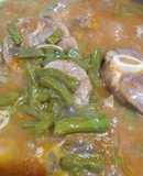 Codillo de cerdo con nopales en salsa casera